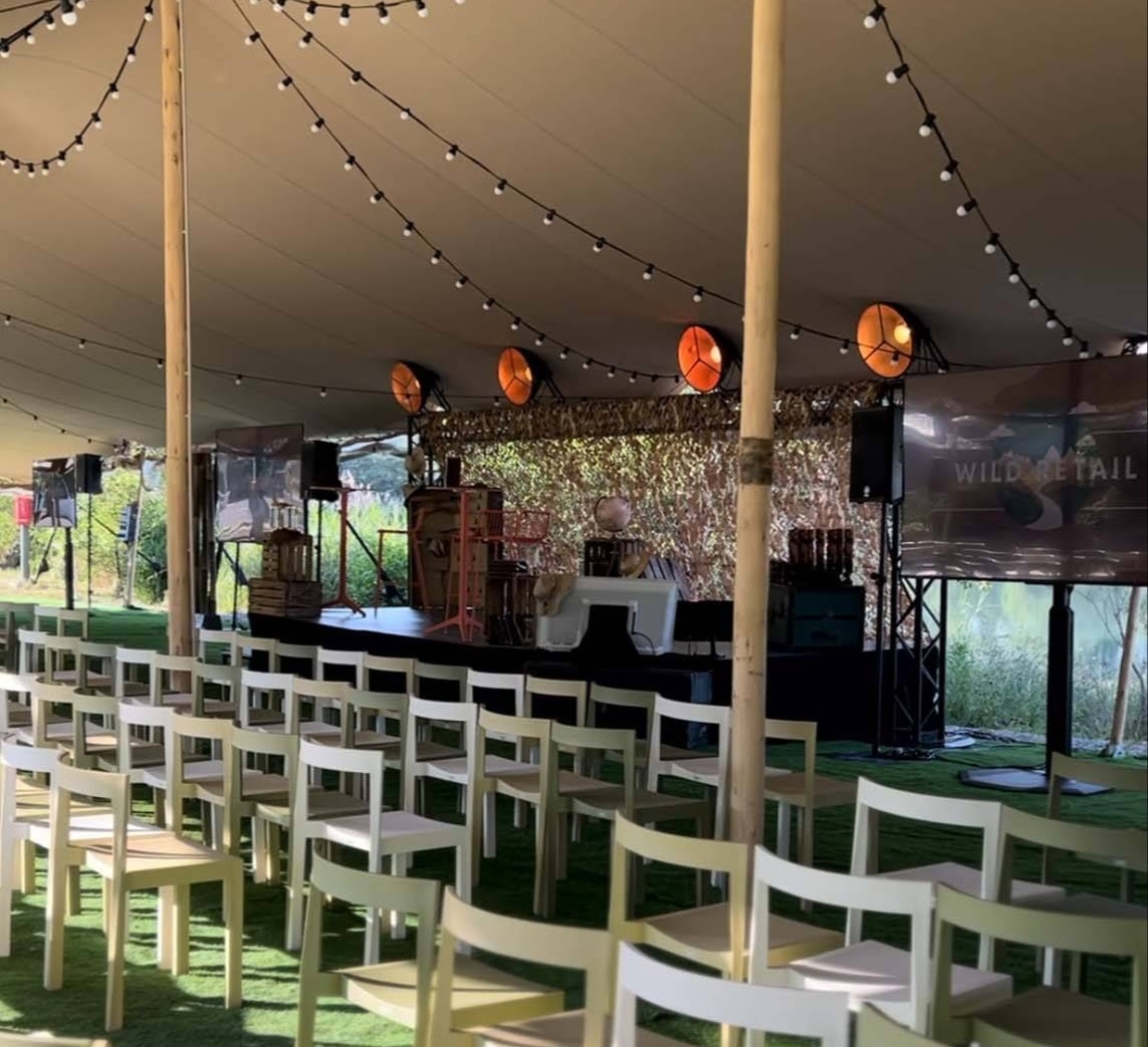 Tente nomade XXL en plein air pour réunion plénière