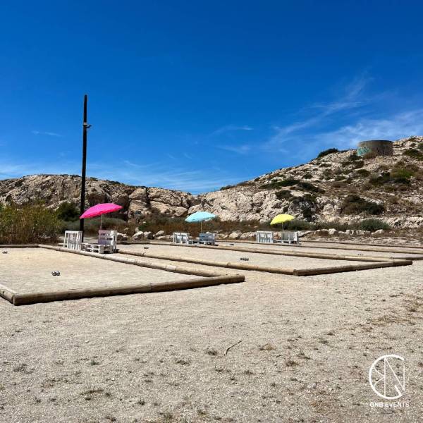 Groupe jouant à la pétanque sur l'île du Frioul