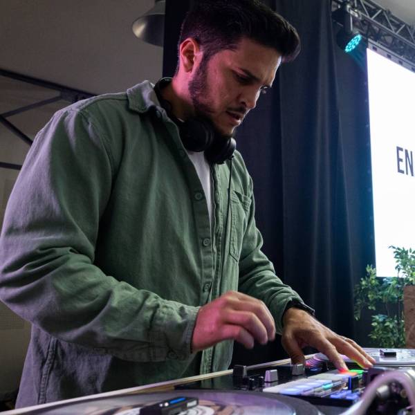 DJ animant une plénière lors d'un événement dans le Var