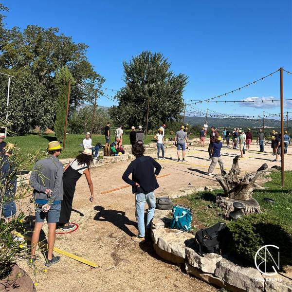 Participants jouant à la pétanque lors d'un team building près d'Aix en Provence