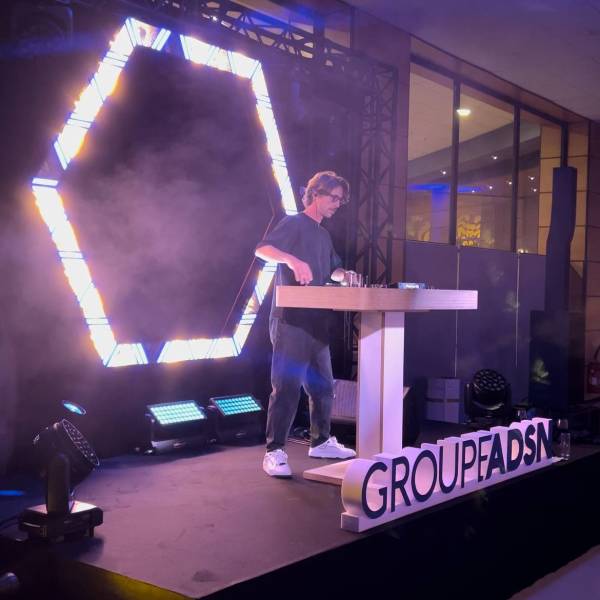Scène avec DJ lors de la soirée d’entreprise