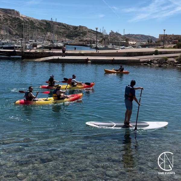 Participants en kayak lors du team building sur l'île du Frioul