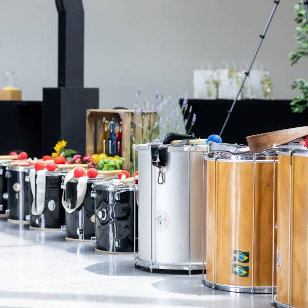 Instruments brésiliens de percussion utilisés pour un atelier Batucada en région PACA
