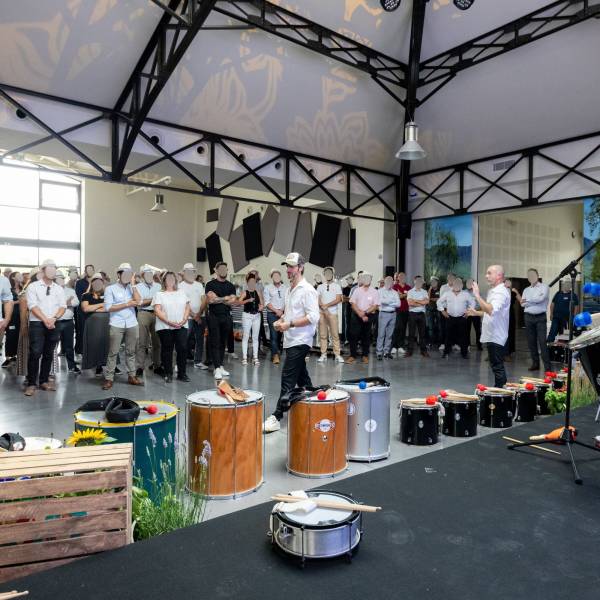 Animateur professionnel guidant un groupe lors d’un atelier de cohésion Batucada
