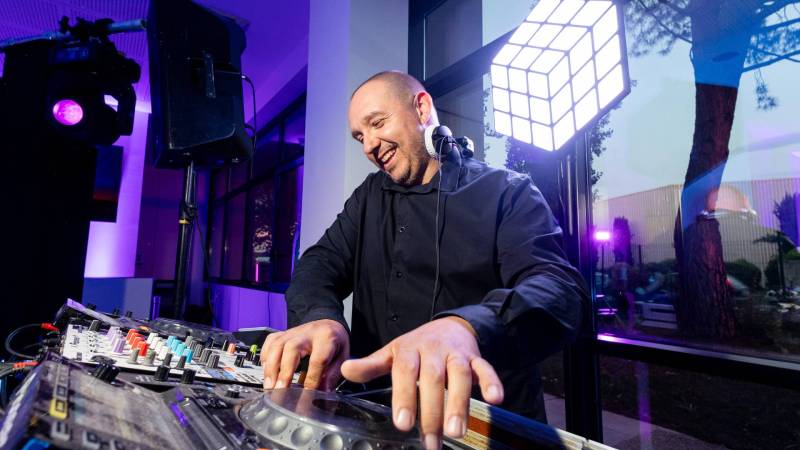 Soirée d’entreprise : Thème “Années Disco & Générations 70’s, 80’s, 90’s, 00’s” à Marseille et dans toute la région PACA