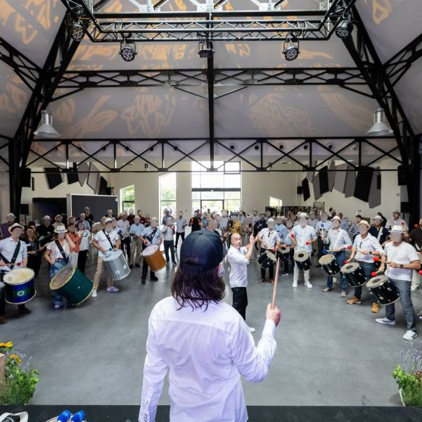 Participants en cercle jouant de la Batucada lors d’un team building à Marseille organisé par GNB Events