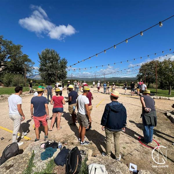 Participants jouant à la pétanque lors d'un team building près d'Aix en Provence