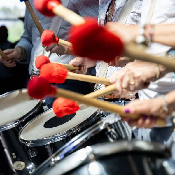 Instruments brésiliens de percussion utilisés pour un atelier Batucada en région PACA