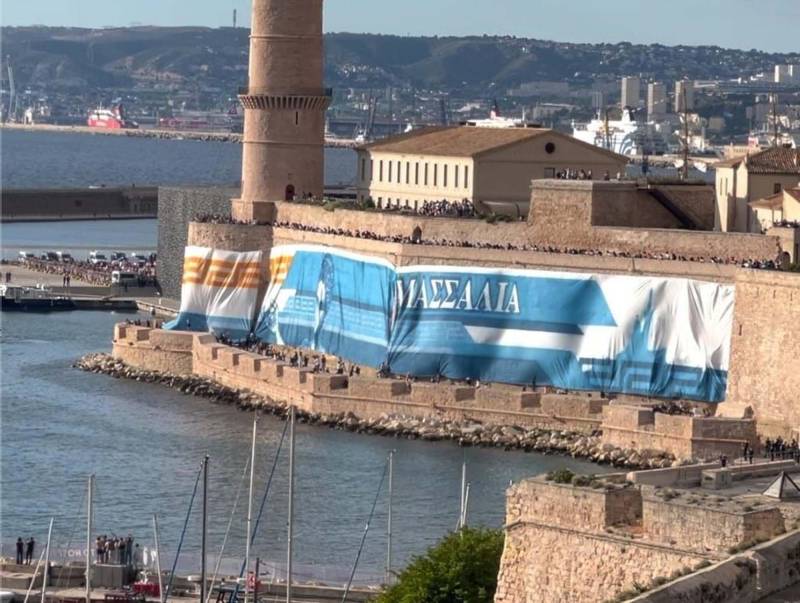 Arrivée du Belem à Marseille avec la flamme olympique