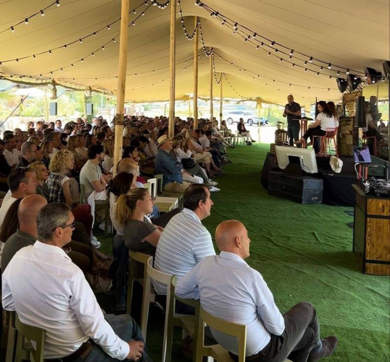 Tente nomade XXL en plein air pour réunion plénière