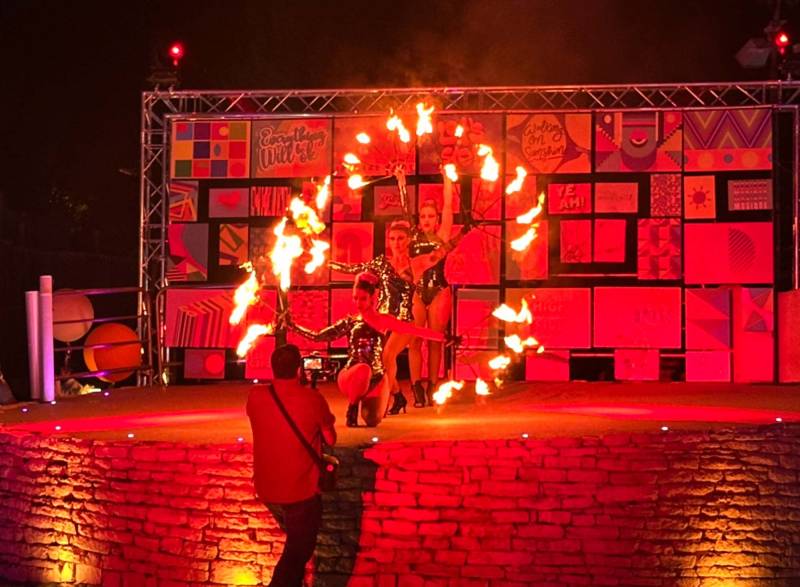 Échassiers et show de feu lors de la soirée Coachella