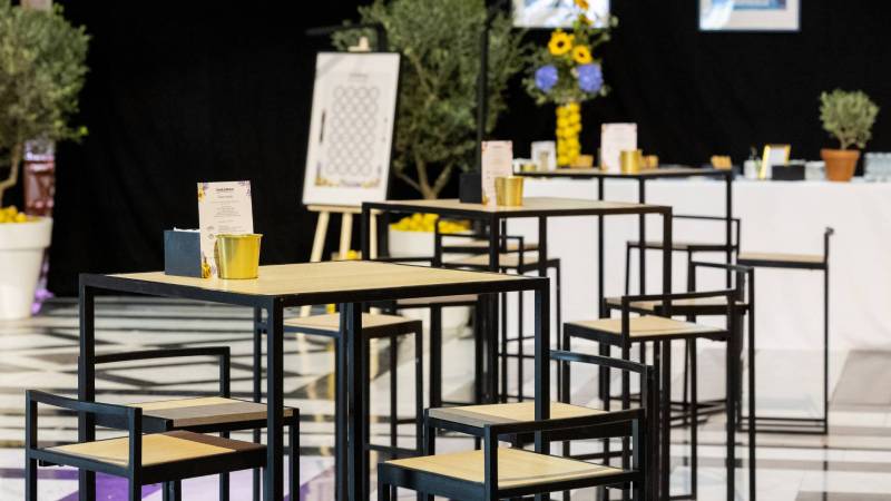 Créer l’expérience parfaite : l’importance du mobilier et du thème dans un événement d’entreprise